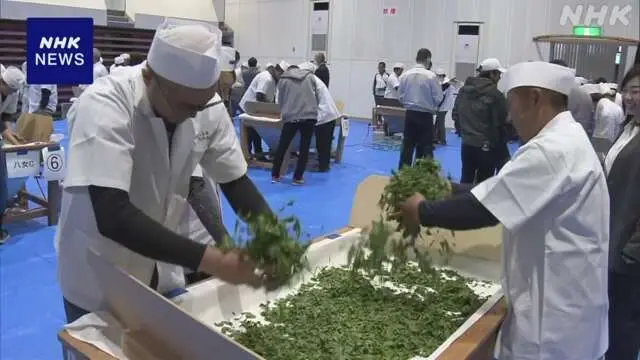 福岡県　手で揉んでお茶を作る大会があった